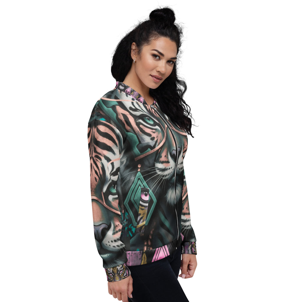 Trendy graphic tiger print jacket outfit idea